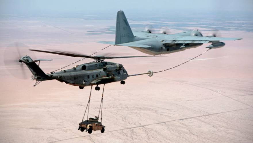 Εναέριος ανεφοδιασμός ενός CH-53E Super Stallion από ένα KC-130J Hercules την στιγμή που μεταφέρει ένα … Humvee (βίντεο)